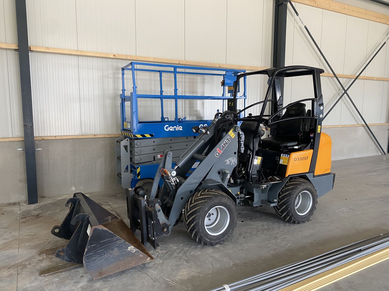 Giant d332st minishovel loader kniklader met bak en palletvorken