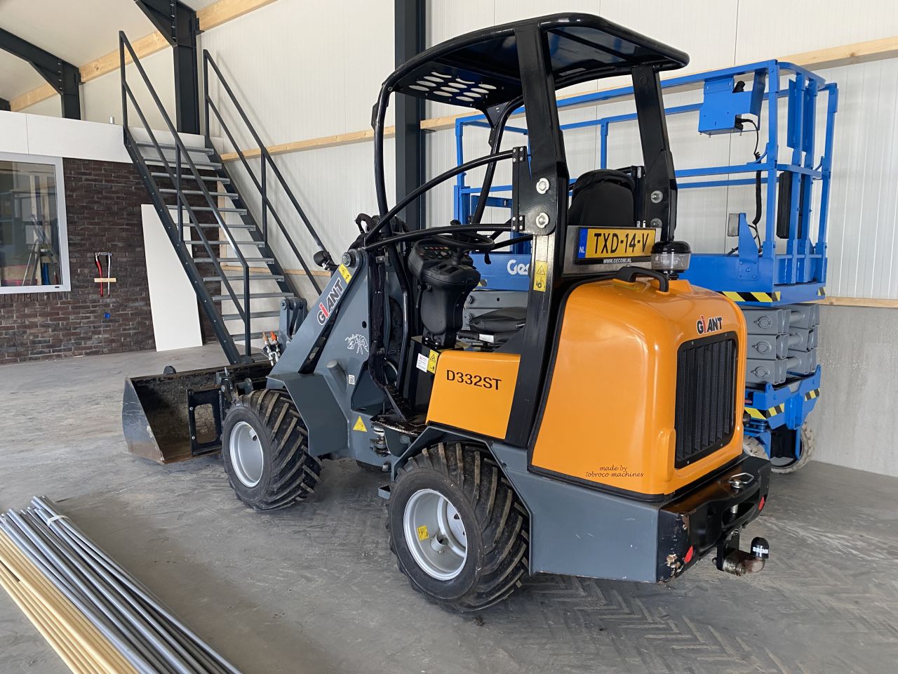 Giant d332st minishovel loader kniklader met bak en palletvorken