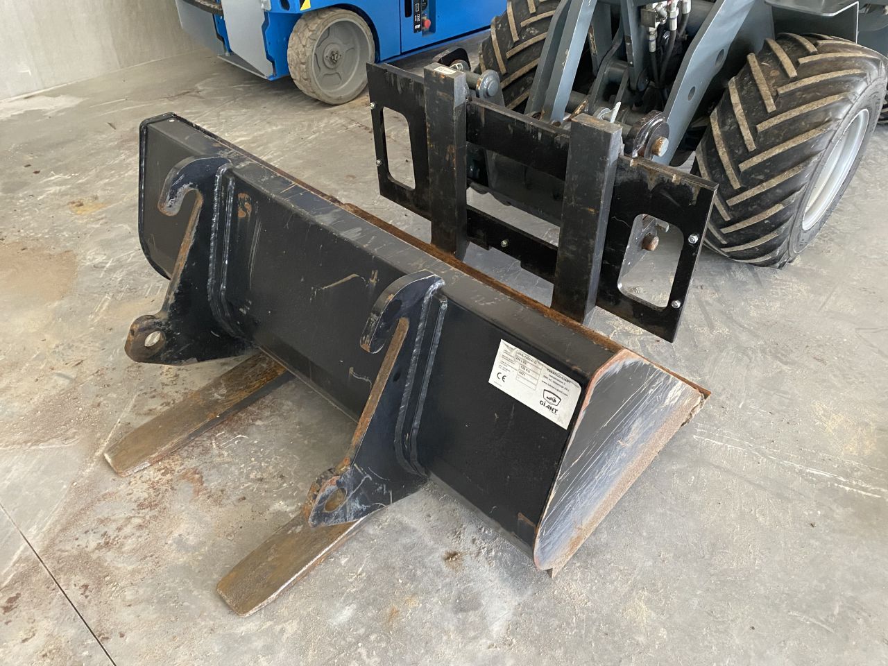 Giant d332st minishovel loader kniklader met bak en palletvorken