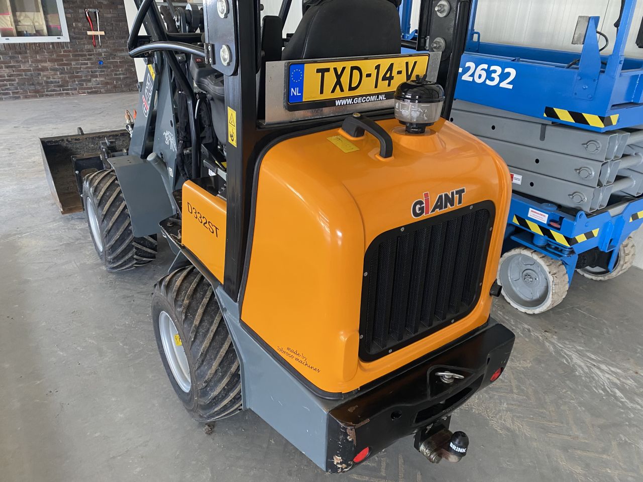 Giant d332st minishovel loader kniklader met bak en palletvorken