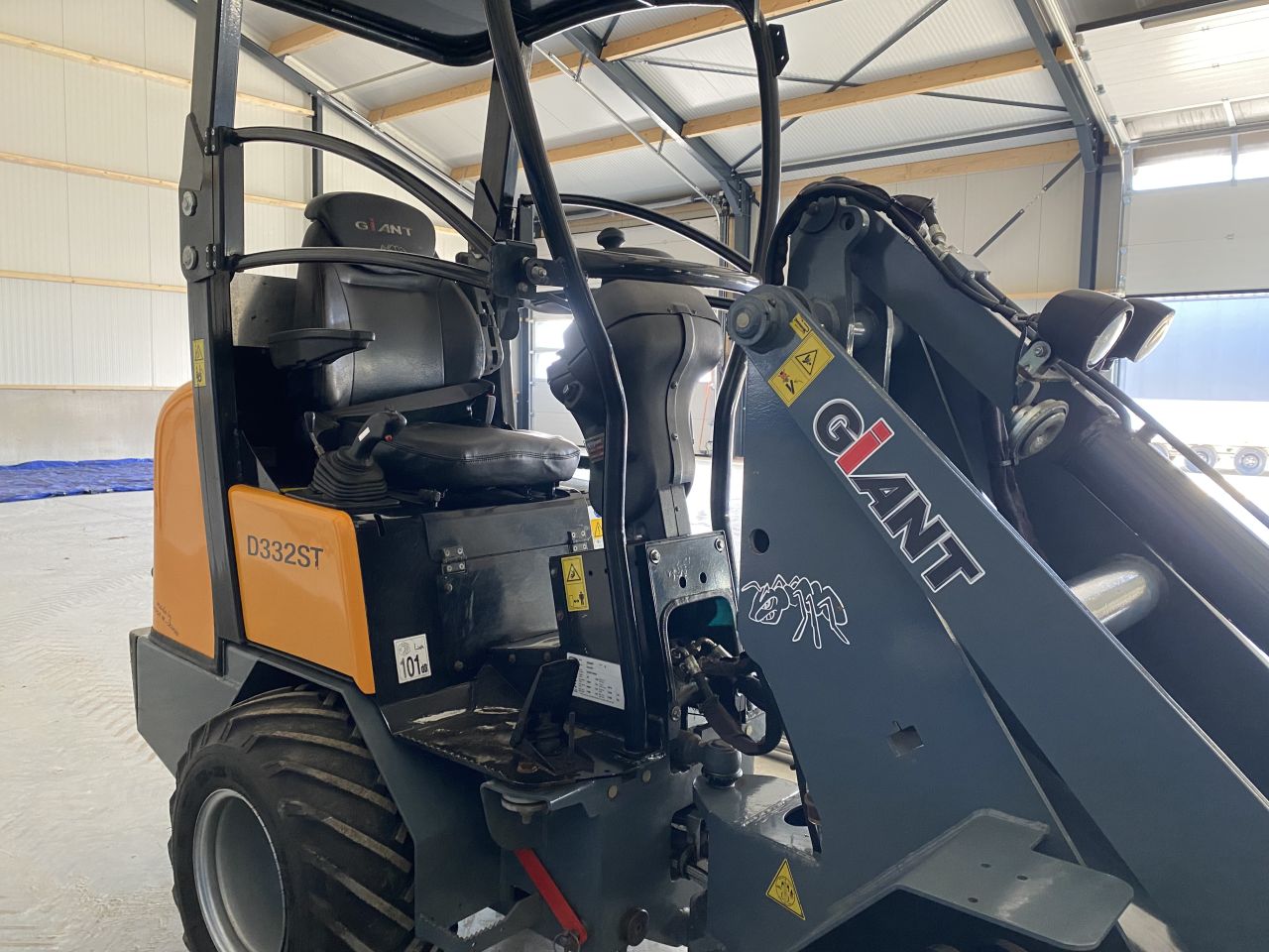 Giant d332st minishovel loader kniklader met bak en palletvorken