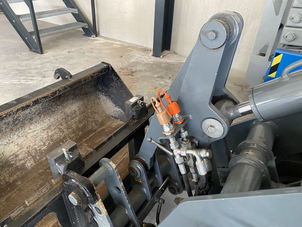 Giant d332st minishovel loader kniklader met bak en palletvorken