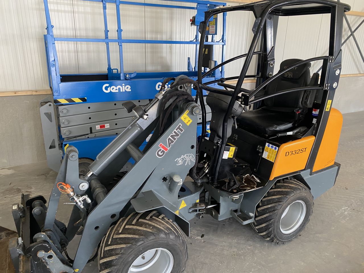 Giant d332st minishovel loader kniklader met bak en palletvorken