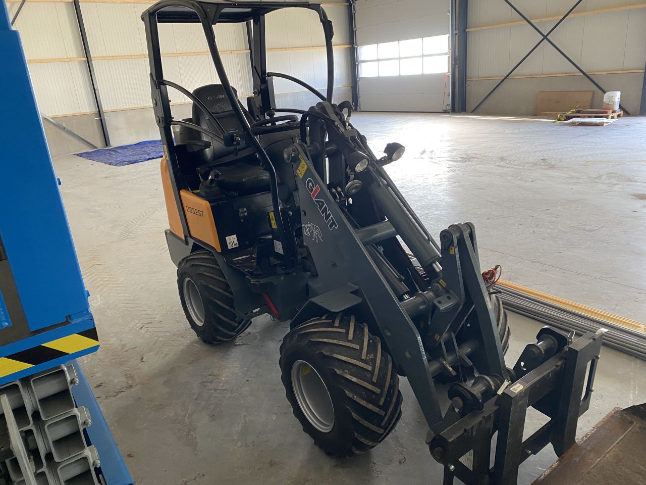 Giant d332st minishovel loader kniklader met bak en palletvorken