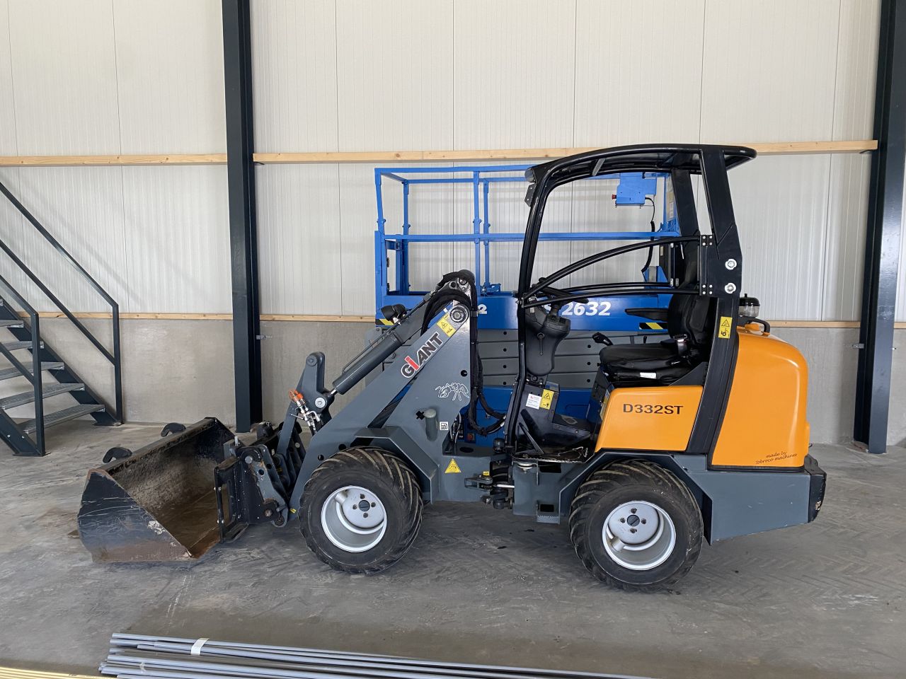 Giant d332st minishovel loader kniklader met bak en palletvorken