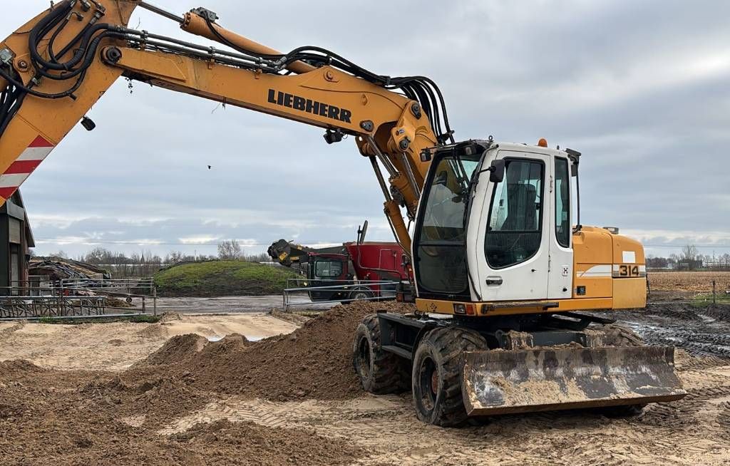 Liebherr 314 mobiele kraan graafmachine met aanbouwdelen