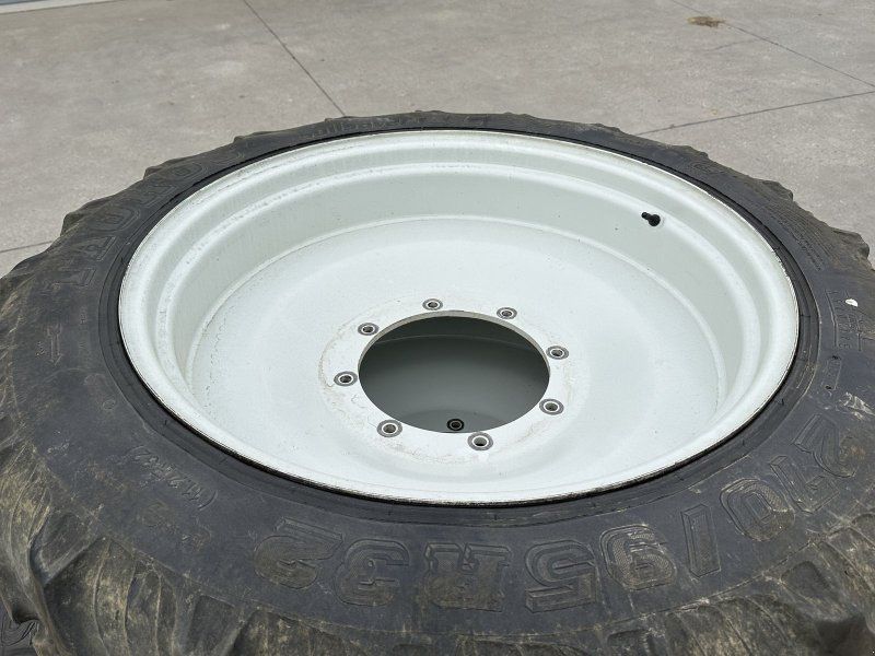 Taurus 270/95R32 u. 300/95R46