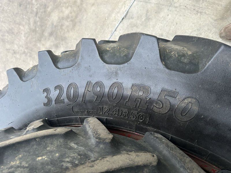 BKT 270/95R36 u. 320/90R50