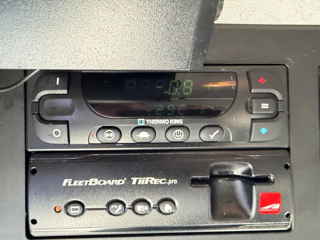 Mercedes-Benz Antos 2532 6X2 Thermo King T-1000R D+E 2T LBW Stuuras NL Truck