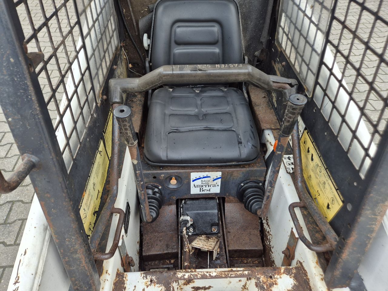 BOBCAT 443 SCHRANKLADER MET BAK, VORKEN EN MESTKLEM