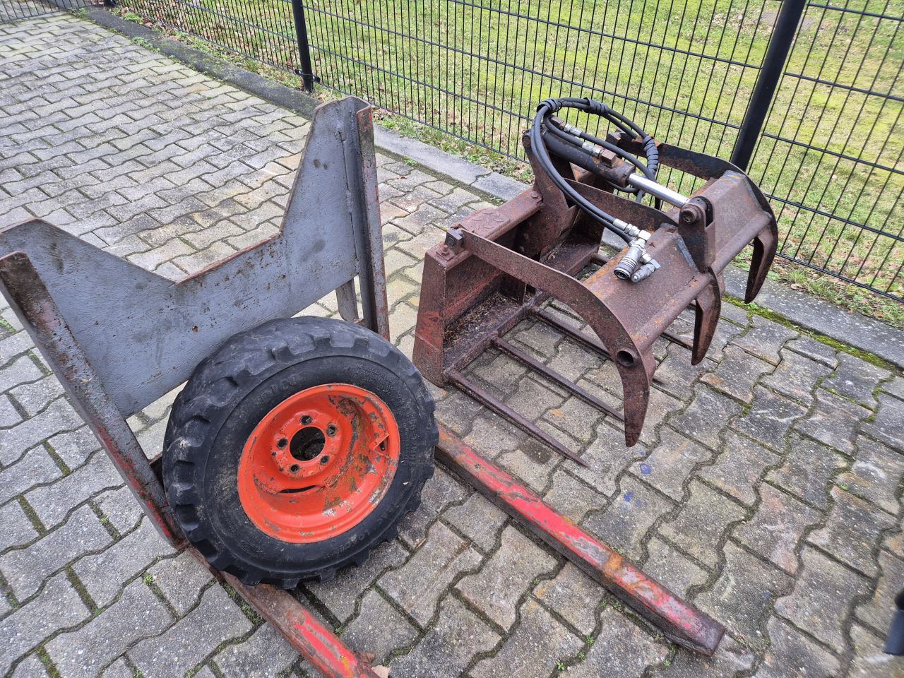 BOBCAT 443 SCHRANKLADER MET BAK, VORKEN EN MESTKLEM