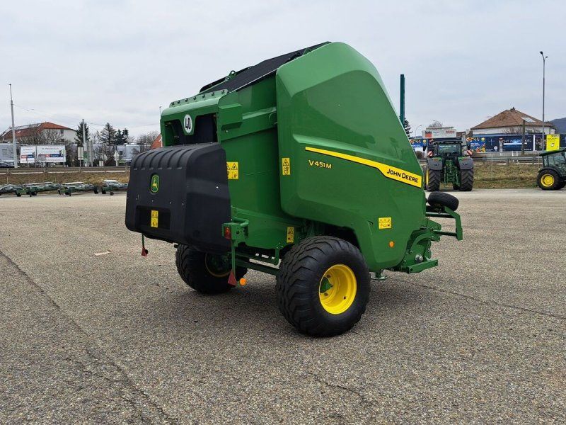 John Deere V451M