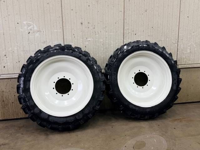 BKT 270/95 R54 + 270/95 R38 op velg Valtra