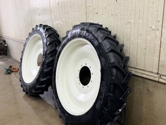 BKT 270/95 R54 + 270/95 R38 op velg Valtra