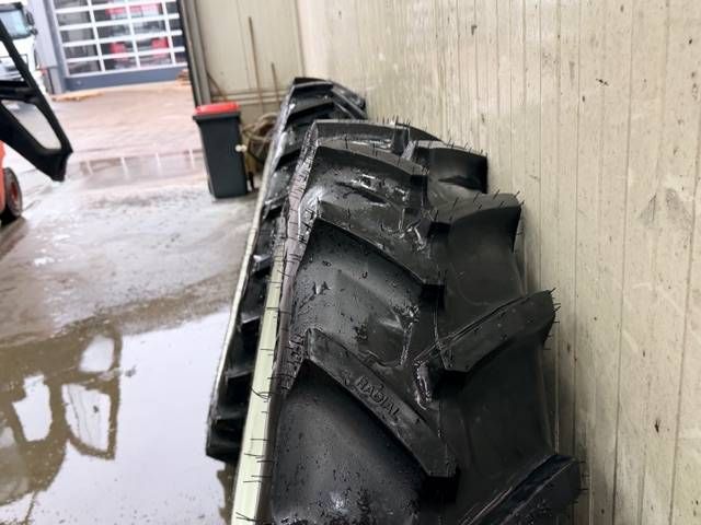 BKT 270/95 R54 + 270/95 R38 op velg Valtra