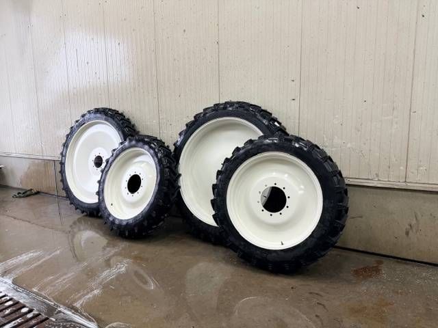 BKT 270/95 R54 + 270/95 R38 op velg Valtra