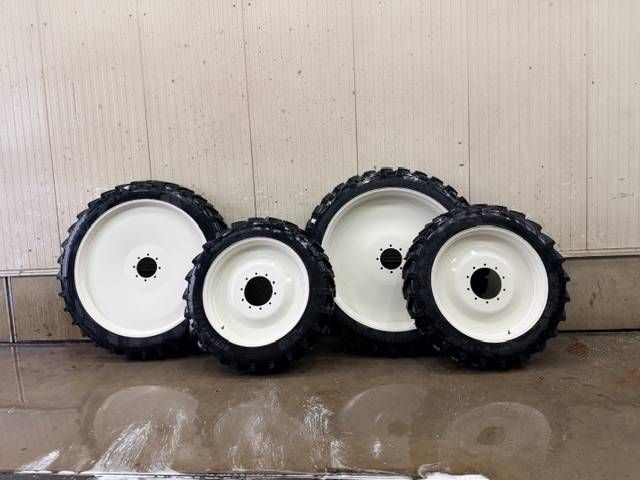 BKT 270/95 R54 + 270/95 R38 op velg Valtra