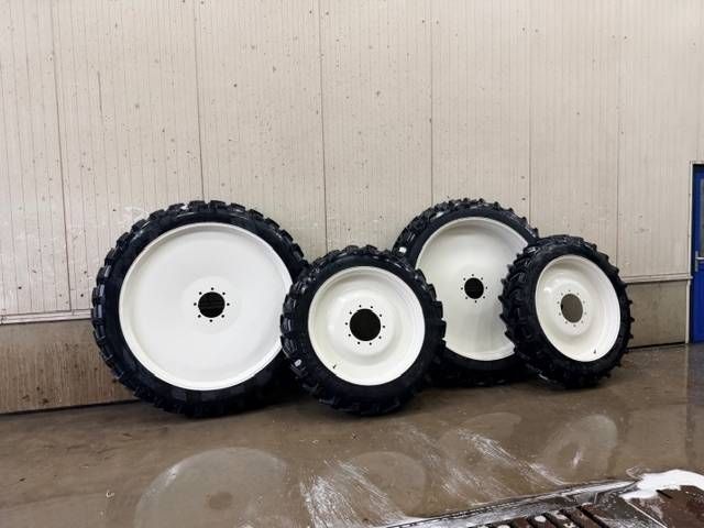 BKT 270/95 R54 + 270/95 R38 op velg Valtra