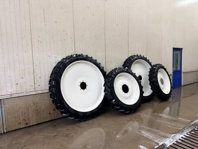 BKT 270/95 R54 + 270/95 R38 op velg Valtra