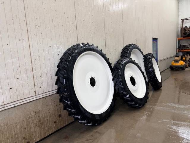 BKT 270/95 R54 + 270/95 R38 op velg Valtra