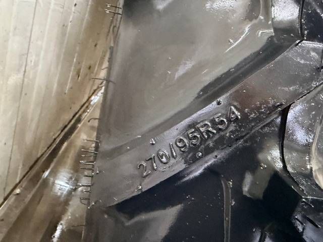 BKT 270/95 R54 + 270/95 R38 op velg Valtra