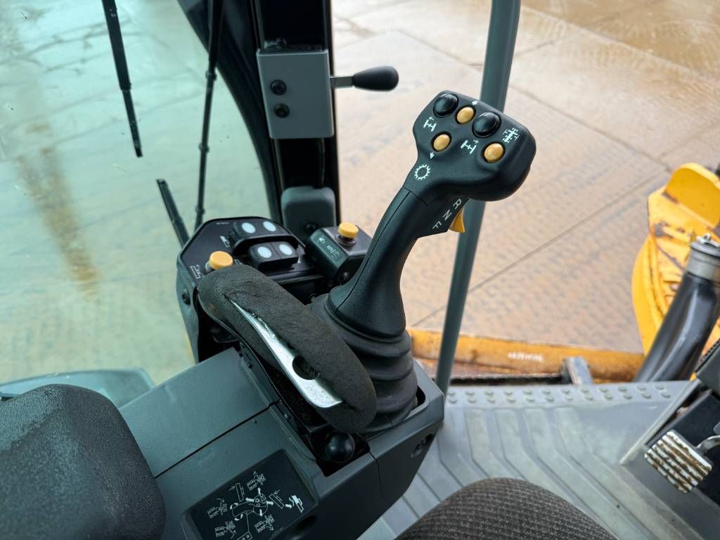 CAT 140M2 VHP AWH 6x6 - 4.88m Blade