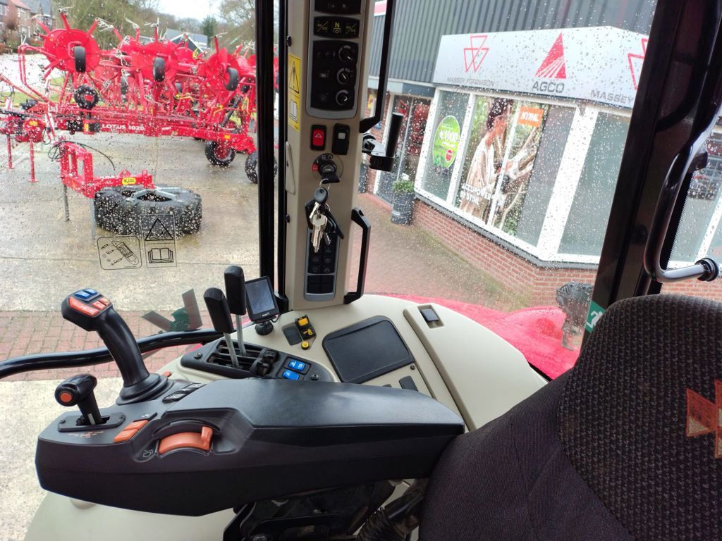 Massey Ferguson 5713-S DYNA-6