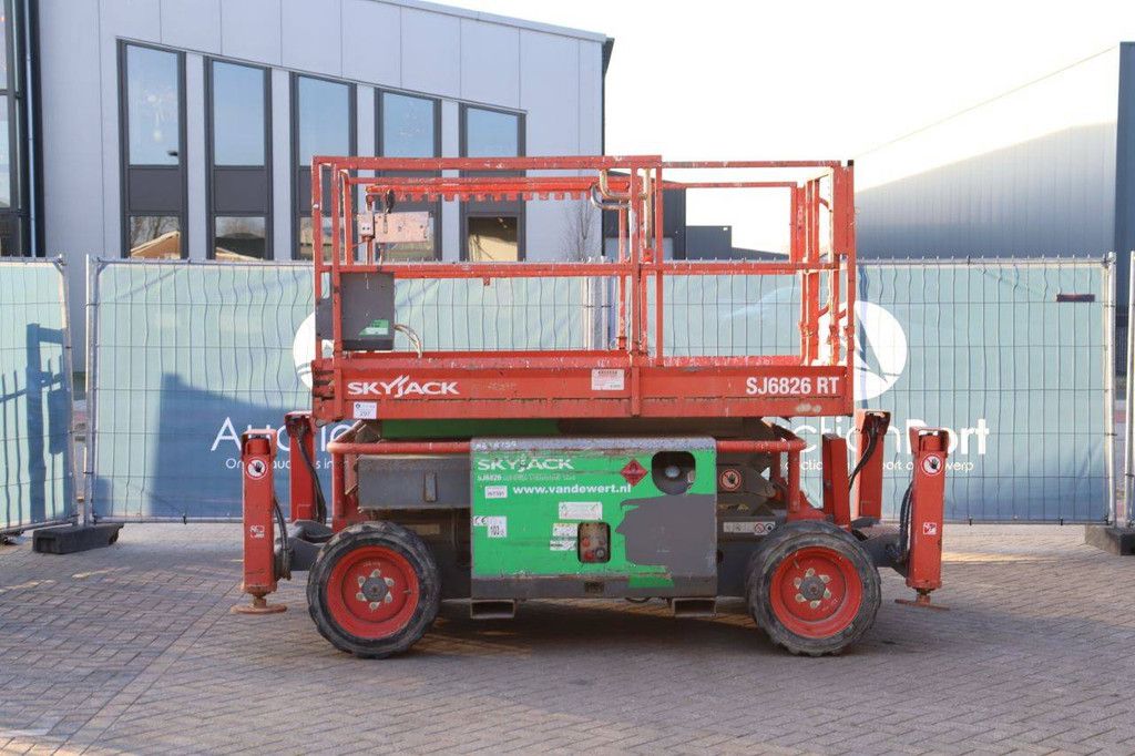 Scissor lift Skyjack SJ6826 RT Diesel 10m 2014