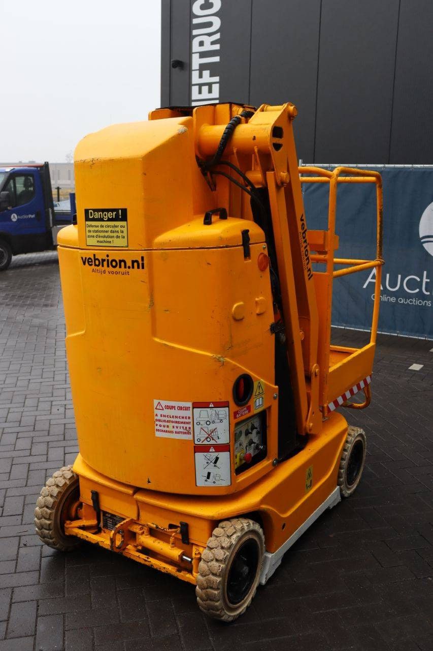 JLG Toucan 800 A Electric Articulating Boom Lift 2004