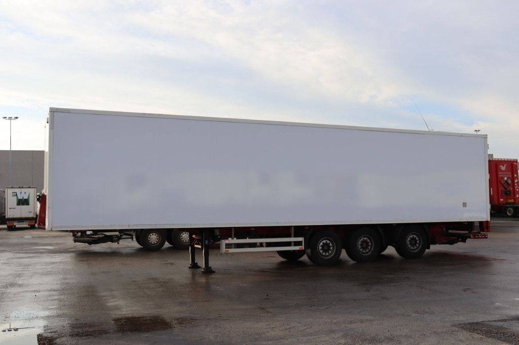Closed Semi-trailer Pacton B3-001 39000kg 2006