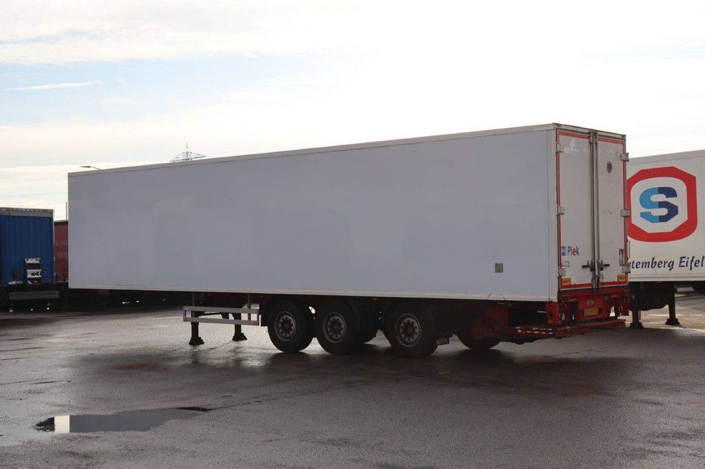 Closed Semi-trailer Pacton B3-001 39000kg 2006