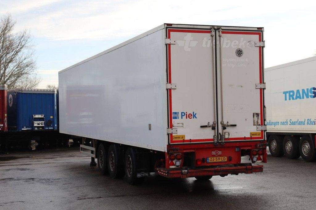 Closed Semi-trailer Pacton B3-001 39000kg 2006