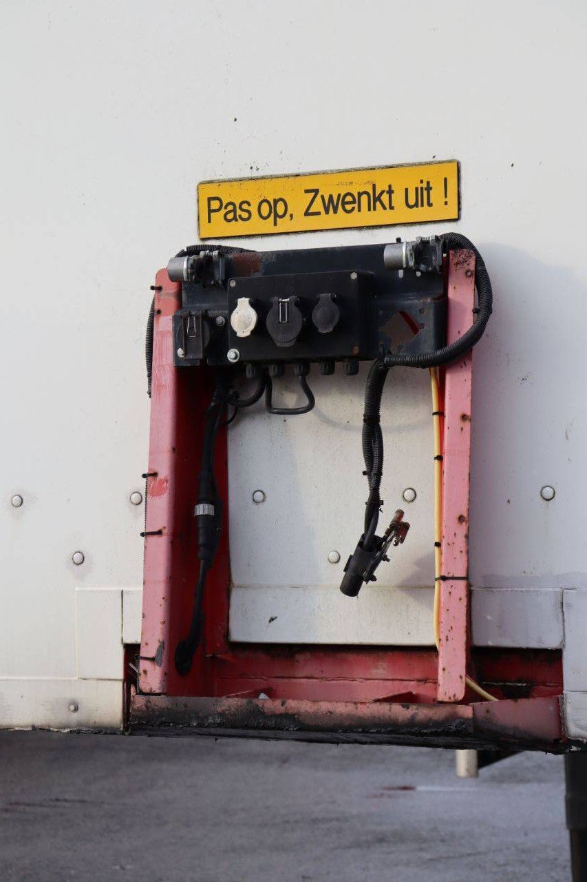 Closed Semi-trailer Pacton B3-001 39000kg 2006