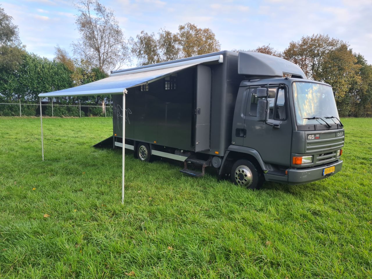 Daf 45 paardenvrachtwagen paardenwagen met luchtvering