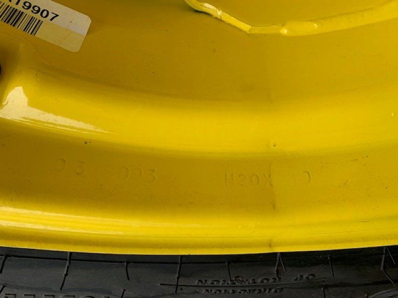 John Deere 300/70-20