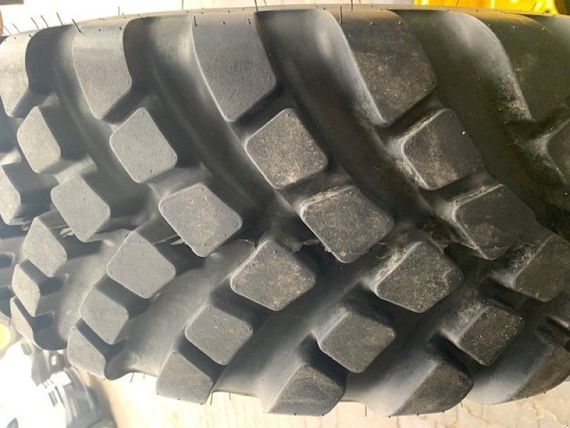 John Deere 300/70-20