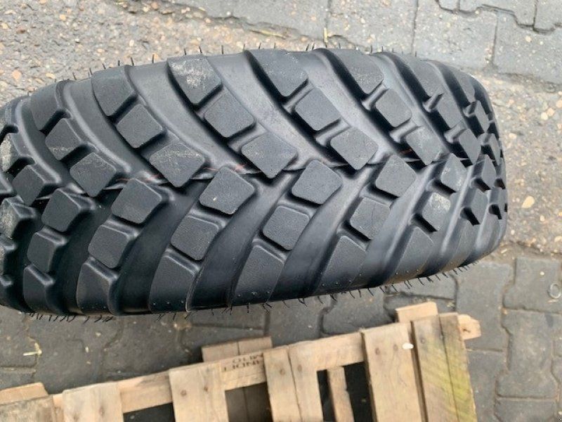 John Deere 200/60-15