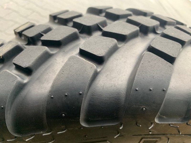 John Deere 200/60-15