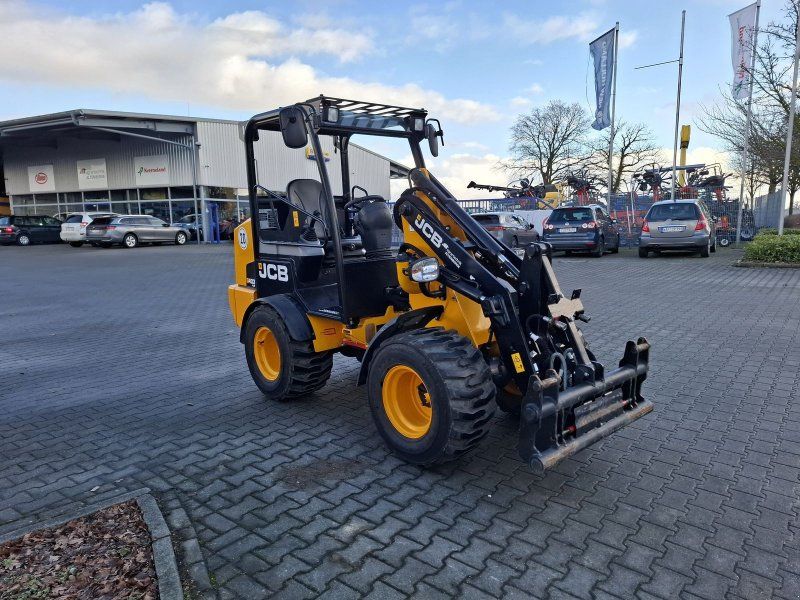 JCB 403 Plus Agri mit Schutzdach