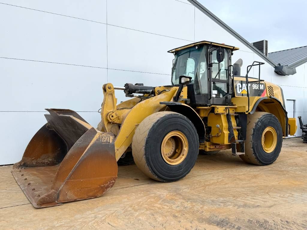 CAT 966M - Automatic Greasing / Backup Camera