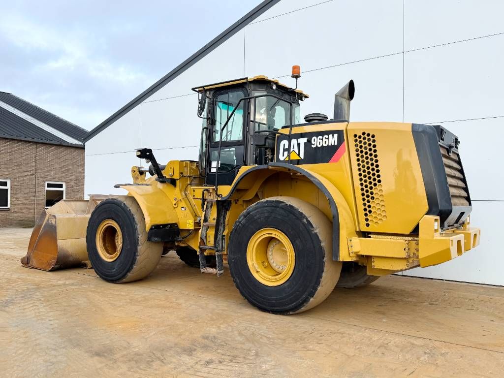 CAT 966M - Automatic Greasing / Backup Camera