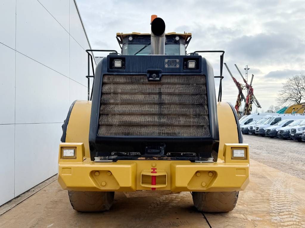 CAT 966M - Automatic Greasing / Backup Camera