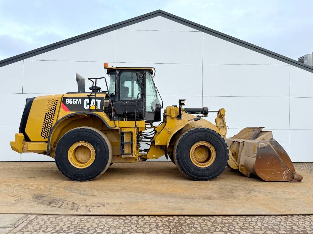 CAT 966M - Automatic Greasing / Backup Camera