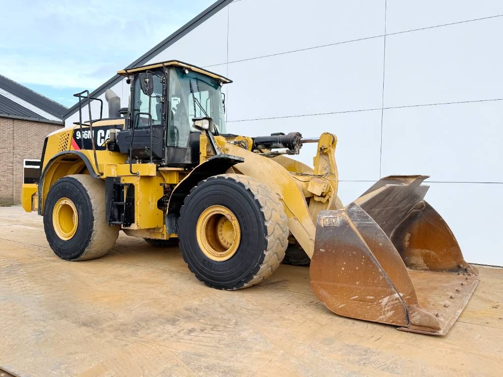 CAT 966M - Automatic Greasing / Backup Camera