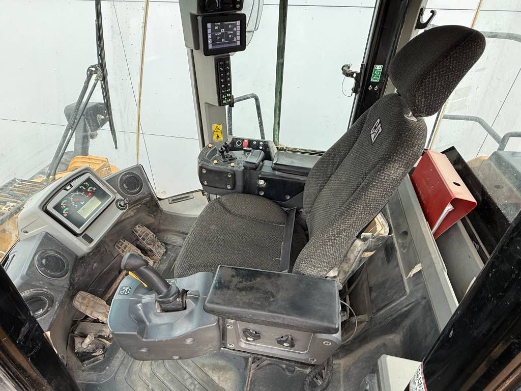 CAT 966M - Automatic Greasing / Backup Camera