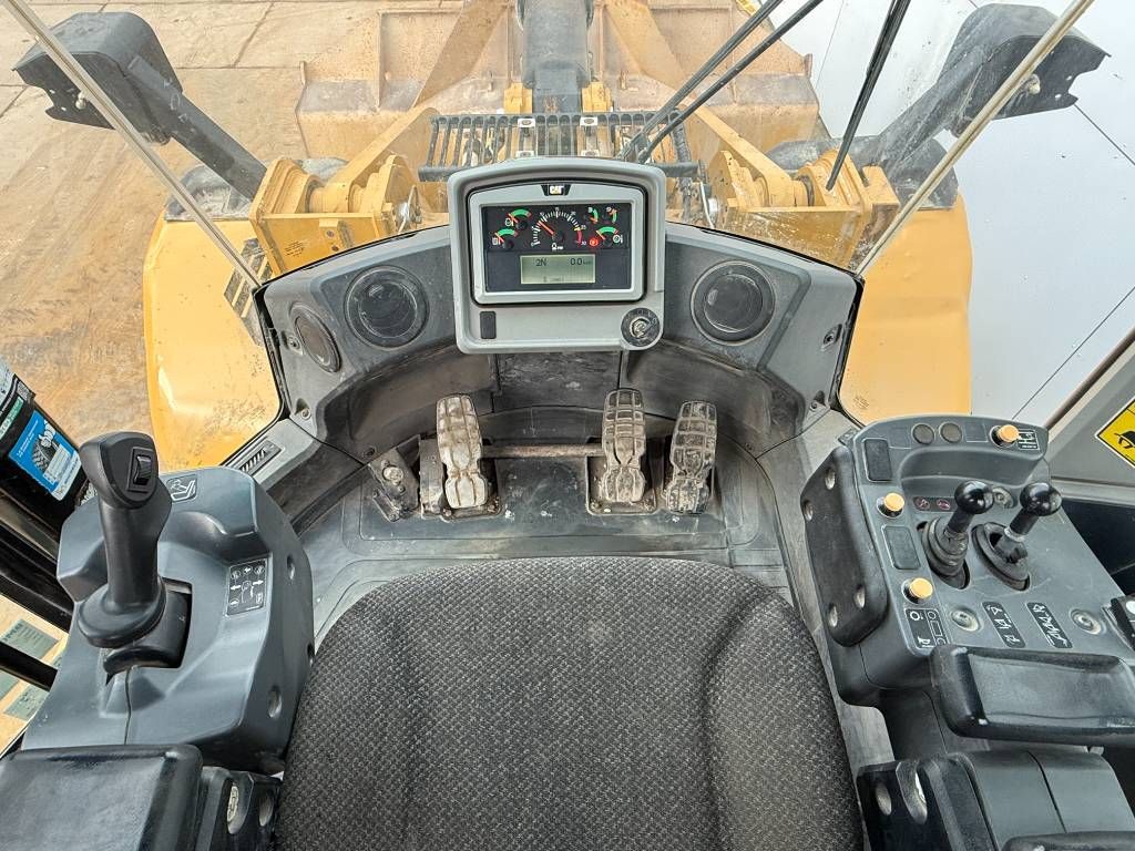 CAT 966M - Automatic Greasing / Backup Camera