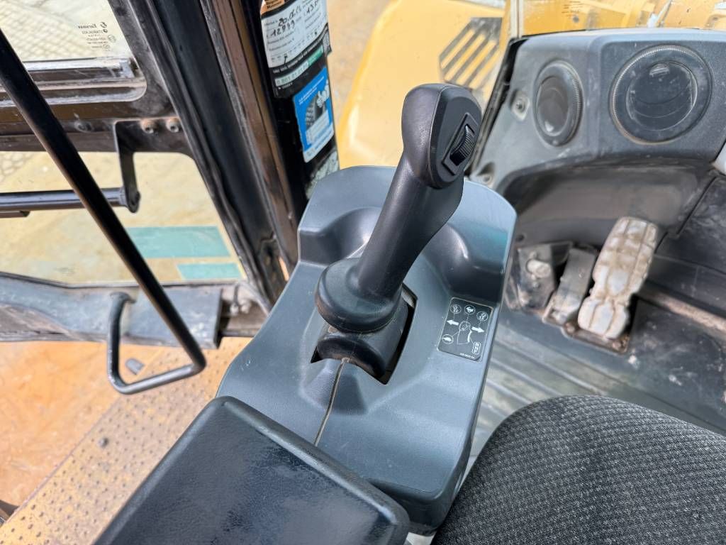 CAT 966M - Automatic Greasing / Backup Camera