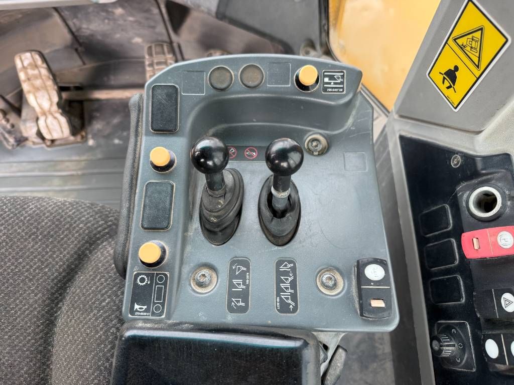 CAT 966M - Automatic Greasing / Backup Camera