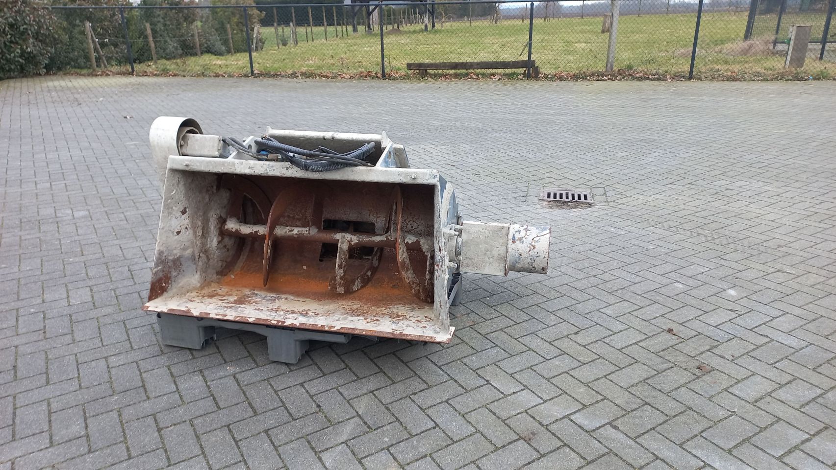 Knikmops 130 betonmixbak beton uitrijbak