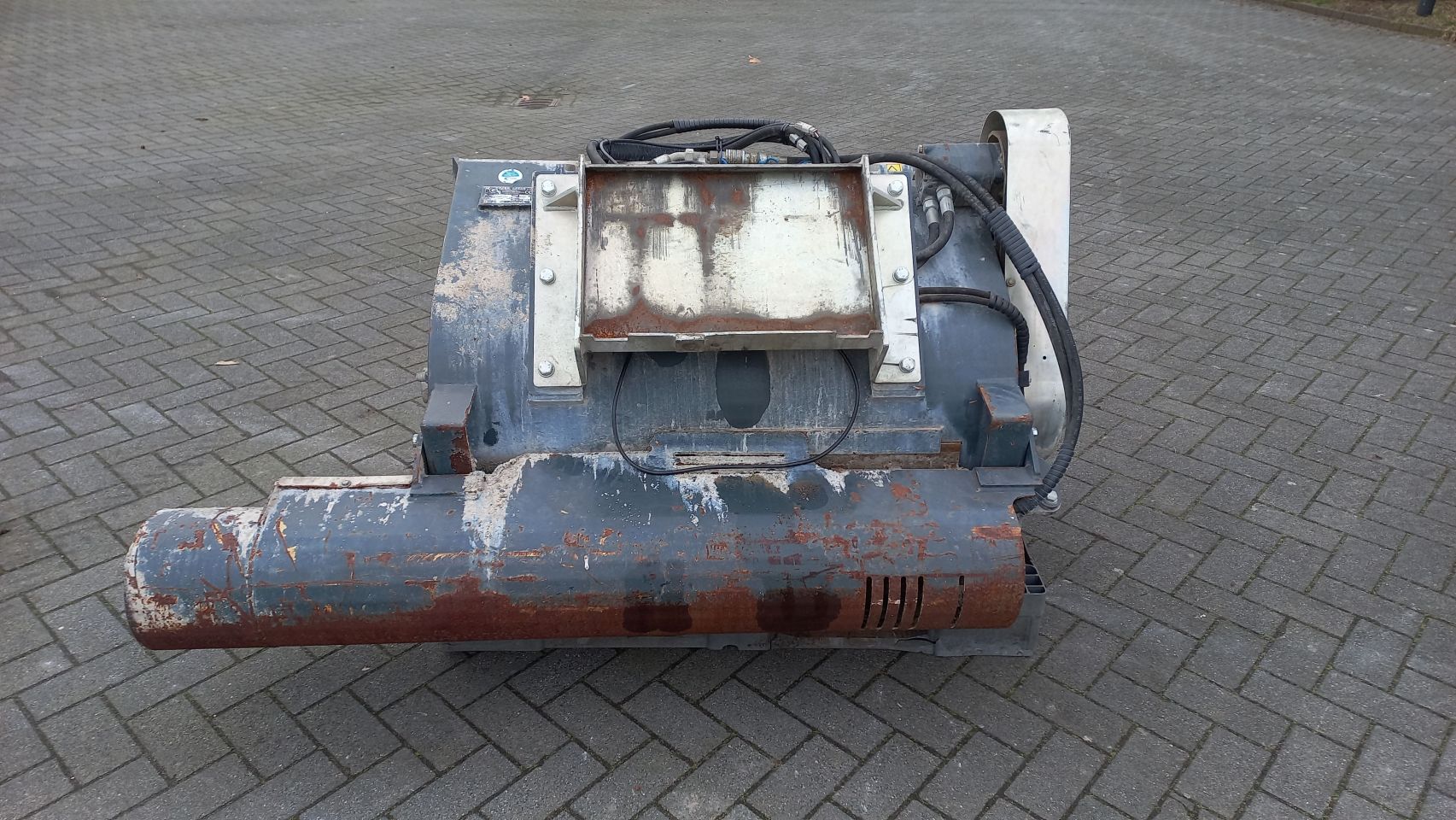 Knikmops 130 betonmixbak beton uitrijbak